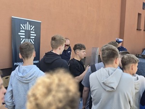 dni otwarte w Zespole Szkół Ponadpodstawowych w Ziębicach, policjanci na stoisku, promocja zawodu policjanta