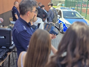 dni otwarte w Zespole Szkół Ponadpodstawowych w Ziębicach, policjanci na stoisku, promocja zawodu policjanta