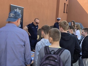 dni otwarte w Zespole Szkół Ponadpodstawowych w Ziębicach, policjanci na stoisku, promocja zawodu policjanta