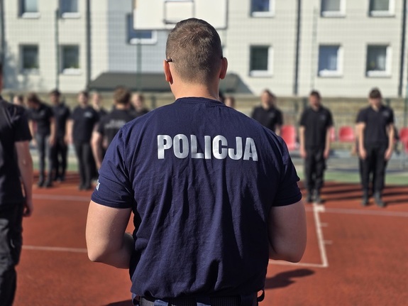 dni otwarte w Zespole Szkół Ponadpodstawowych w Ziębicach, policjanci na stoisku, promocja zawodu policjanta