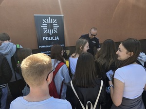 dni otwarte w Zespole Szkół Ponadpodstawowych w Ziębicach, policjanci na stoisku, promocja zawodu policjanta