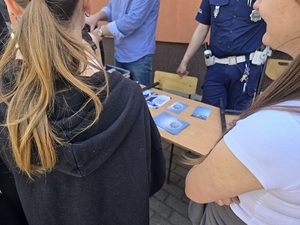 dni otwarte w Zespole Szkół Ponadpodstawowych w Ziębicach, policjanci na stoisku, promocja zawodu policjanta
