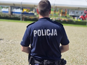 policjant na majówce stojący tyłem