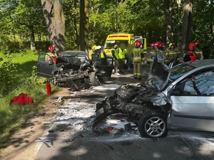 2 samochody osobowe uszkodzone w wypadku drogowym, czołowe zderzenie