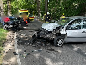 2 samochody osobowe uszkodzone w wypadku drogowym, czołowe zderzenie