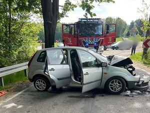 samochód osobowy uszkodzony w wypadku drogowym, czołowe zderzenie
