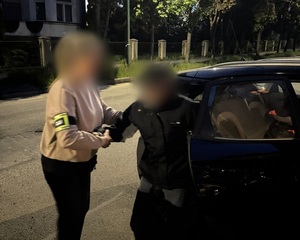 policjantka pomaga seniorowi