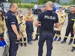 promocja zawodu policjanta na pikniku ohp w Budzowie w dniu 10.05.2025