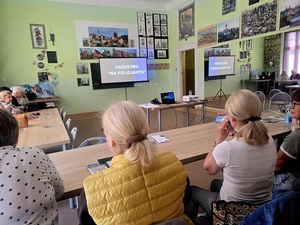 debata społeczna z seniorami w Ząbkowicach Śląskich, seniorzy i policjant