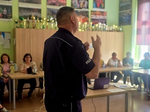 debata społeczna z seniorami w Ząbkowicach Śląskich, seniorzy i policjant