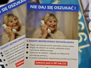 debata społeczna z seniorami w Ząbkowicach Śląskich, seniorzy i policjant