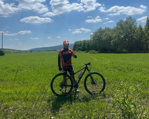 polcjant po cywilnemu na rowerze włączył się w akcję wiosna na sportowo
