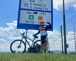 policjant po cywilnemu na rowerze włączył się w akcję wiosna na sportowo
