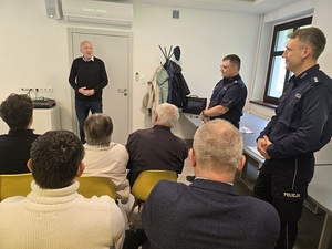 debata społeczna z mieszkańcami, w miejscowości Ziębice, uczestnicy siedzą, umundurowani policjanci