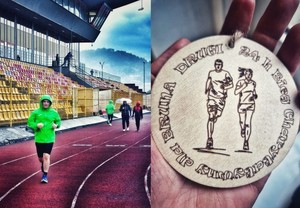 policjant biegnący po bieżni, medal za udział w charytatywnym biegu