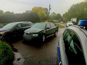 samochody stojące na ulicy uszkodzone podczas zdarzenia drogowego