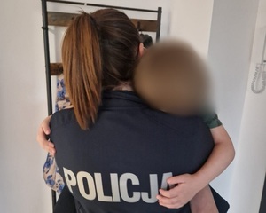 policjantka umundurowana z dzieckiem na ręku