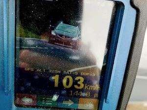 przekroczenie prędkości samochodu mazda o 53 km/h zdjęcie na urządzeniu