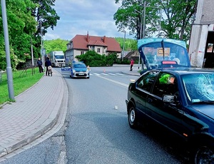 ulica, radiowóz, przejście dla pieszych, wypadek, uszkodzony samochód osobowy
