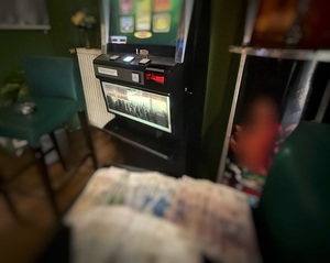 automat do gier hazardowych i gotówka