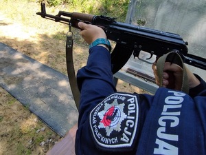 szkolenie strzeleckie z broni długiej na otwartej strzelnicy, policjanci
