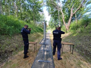 szkolenie strzeleckie z broni długiej na otwartej strzelnicy, policjanci