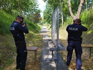 szkolenie strzeleckie z broni długiej na otwartej strzelnicy, policjanci