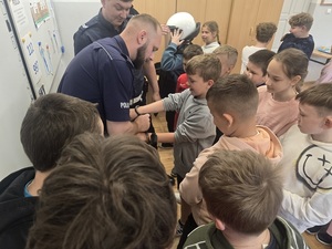 szkoła podstawowa w Budzowie z Filią w Grodziszczy spotkanie dzieci z policjantami na temat bezpieczeństwa