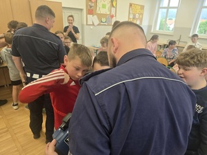 szkoła podstawowa w Budzowie z Filią w Grodziszczy spotkanie dzieci z policjantami na temat bezpieczeństwa