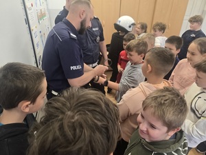 szkoła podstawowa w Budzowie z Filią w Grodziszczy spotkanie dzieci z policjantami na temat bezpieczeństwa