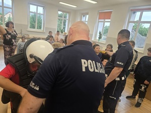 szkoła podstawowa w Budzowie z Filią w Grodziszczy spotkanie dzieci z policjantami na temat bezpieczeństwa
