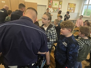 szkoła podstawowa w Budzowie z Filią w Grodziszczy spotkanie dzieci z policjantami na temat bezpieczeństwa