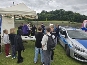 festyn w Ziębicach, spotkanie z młodzieżą ze szkól podstawowych, policjanci, młodzież, radiowóz, służby