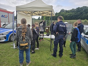 festyn w Ziębicach, spotkanie z młodzieżą ze szkól podstawowych, policjanci, młodzież, radiowóz, służby