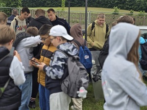 festyn w Ziębicach, spotkanie z młodzieżą ze szkól podstawowych, policjanci, młodzież, radiowóz, służby