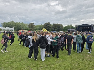 festyn w Ziębicach, spotkanie z młodzieżą ze szkól podstawowych, policjanci, młodzież, radiowóz, służby