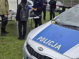 festyn w Ziębicach, spotkanie z młodzieżą ze szkól podstawowych, policjanci, młodzież, radiowóz, służby