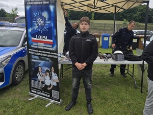 festyn w Ziębicach, spotkanie z młodzieżą ze szkól podstawowych, policjanci, młodzież, radiowóz, służby