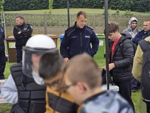 festyn w Ziębicach, spotkanie z młodzieżą ze szkól podstawowych, policjanci, młodzież, radiowóz, służby