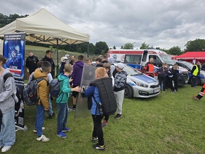 festyn w Ziębicach, spotkanie z młodzieżą ze szkól podstawowych, policjanci, młodzież, radiowóz, służby