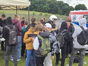 festyn w Ziębicach, spotkanie z młodzieżą ze szkól podstawowych, policjanci, młodzież, radiowóz, służby