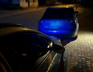 Kierowanie pomimo sądowego zakazu i jazda na „podwójnym gazie” to nie błąd, to przestępstwo