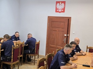 policjanci umundurowani biorą udział w konkursie dzielnicowy roku 2025 na etapie powiatowym