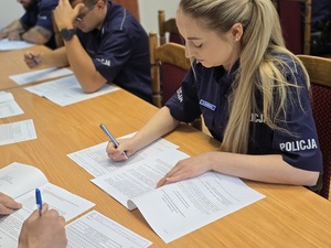 policjanci umundurowani biorą udział w konkursie dzielnicowy roku 2025 na etapie powiatowym