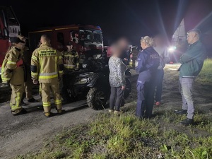 służby ratunkowe na miejscu odnalezienia zaginionej 75-letniej kobiety