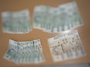 pieniądze, nominały 200 zł, 100 zł