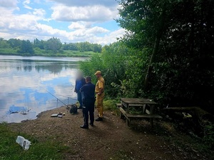 wspólny patrol PSP i policjantów z Kamieńca Ząbkowickiego na terenach leśnych i wodnych pod kątem bezpiecznych wakacji