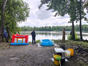 wspólny patrol PSP i policjantów z Kamieńca Ząbkowickiego na terenach leśnych i wodnych pod kątem bezpiecznych wakacji