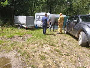 wspólny patrol PSP i policjantów z Kamieńca Ząbkowickiego na terenach leśnych i wodnych pod kątem bezpiecznych wakacji