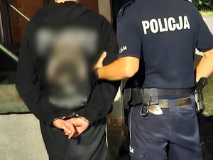 zatrzymany z narkotykami prowadzony w kajdankach przez policjanta